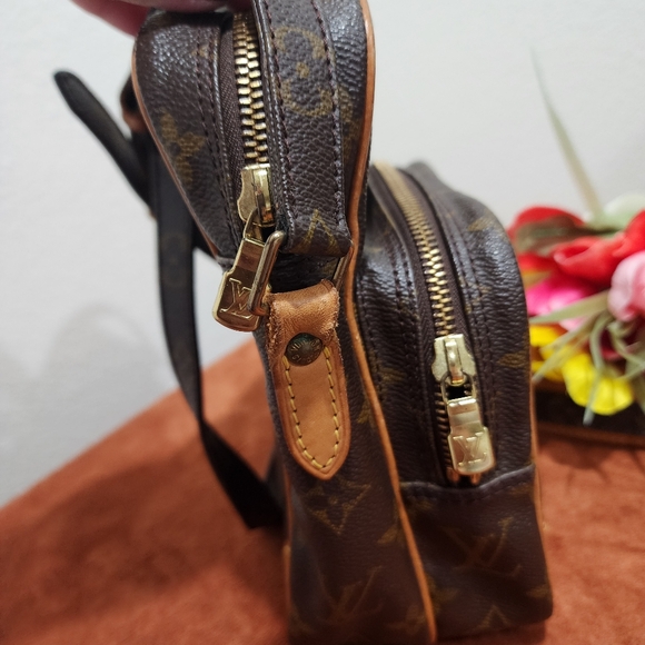 Authentic Louis Vuitton Amazone Crossbody bag - Picture 4 of 12